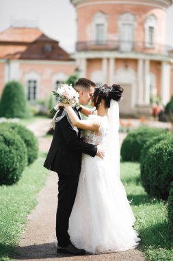 Güzel gelin ve damat evlendikleri gün kucaklaşıp öpüşüyorlar..