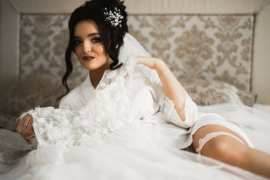 Tüylü, lüks makyaj, saç stili, stüdyo içi fotoğraf çekimi olan güzel bir gelin..