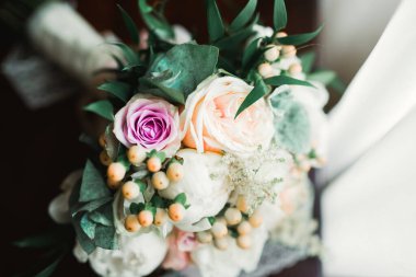 Farklı çiçeklerle güzel bir düğün buketi, güller.