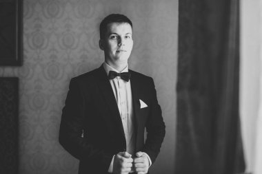 Damat sabah hazırlığı. Yakışıklı adam giyiniyor ve düğüne hazırlanıyor..