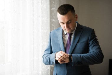 Genç ve yakışıklı bir adam iş toplantısından sonra bir otelde dinleniyor..