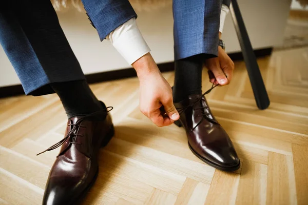 Damat sabah hazırlığı. Yakışıklı adam giyiniyor ve düğüne hazırlanıyor..