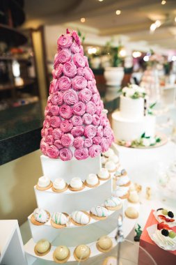 Lezzetli ve tatlı bir tatlı masası. Kapalı resepsiyonda küçük kekler ve shot 'lar var..