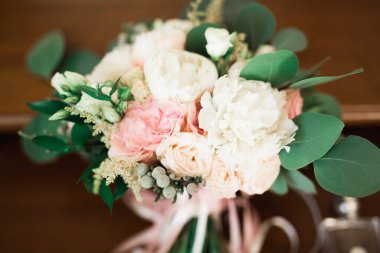 Farklı çiçeklerle güzel bir düğün buketi, güller.