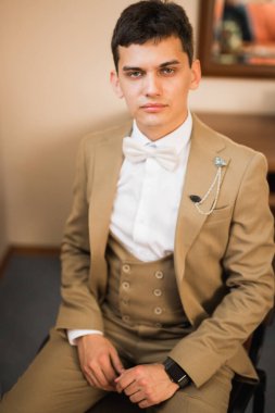 Damat sabah hazırlığı. Yakışıklı adam giyiniyor ve düğüne hazırlanıyor..