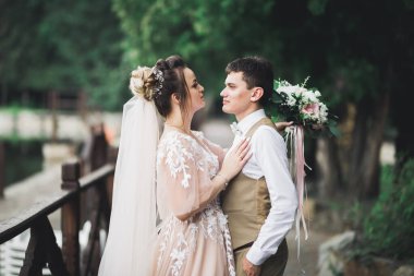Göz kamaştırıcı mutlu çift birbirine yakın duruyor ve gözlerinin içine bakıyor..