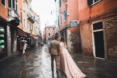 Güzel gelin ve damat evlendikleri gün kucaklaşıp öpüşüyorlar..