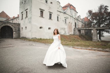 Zarif beyaz elbiseler içinde güzel bir gelin.