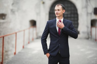 Arka planda izole edilmiş bir şekilde gülümseyen genç adamın portresi..