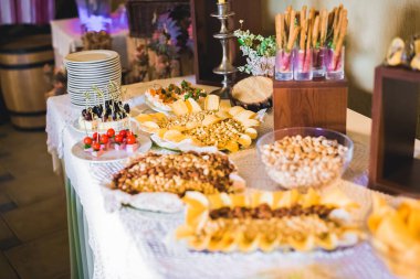 Düğün şekeri büfesinde lezzetli tatlılar, tatlılar, kekler..