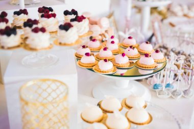 Düğün şekeri büfesinde lezzetli tatlılar, tatlılar, kekler..