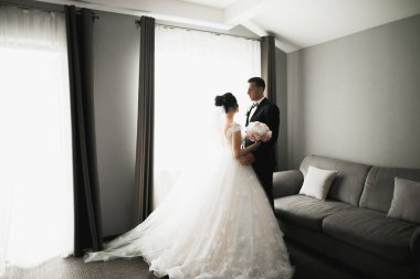 Göz kamaştırıcı mutlu çift birbirine yakın duruyor ve gözlerinin içine bakıyor..