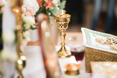 Kilisedeki masanın üzerinde altın taçlar var..