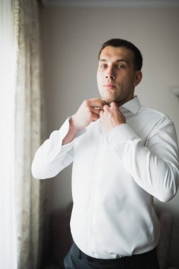 Damat sabah hazırlığı. Yakışıklı adam giyiniyor ve düğüne hazırlanıyor..