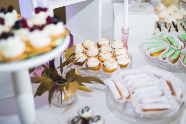 Lezzetli düğün resepsiyonu, tatlı masası..