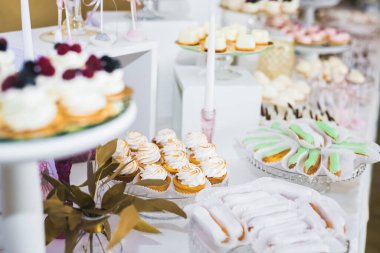 Lezzetli düğün resepsiyonu, tatlı masası..