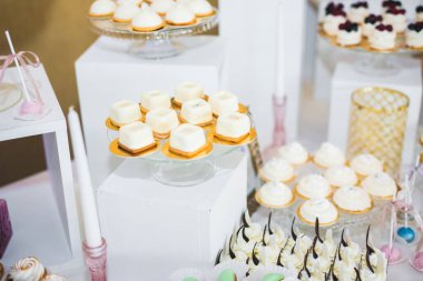 Düğün şekeri büfesinde lezzetli tatlılar, tatlılar, kekler..