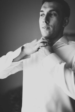 Damat sabah hazırlığı. Yakışıklı adam giyiniyor ve düğüne hazırlanıyor..