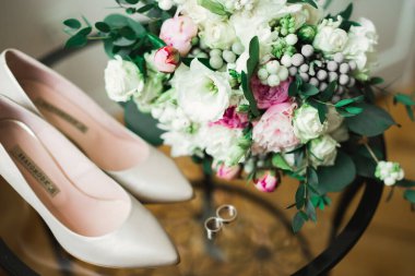 Alyansları ve düğün ayakkabılarıyla çok güzel bir resim..