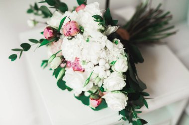 Farklı çiçeklerden oluşan lüks bir düğün buketi..