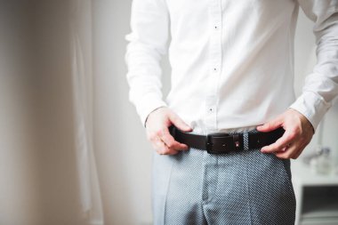 Genç ve yakışıklı bir adam iş toplantısından sonra bir otelde dinleniyor..