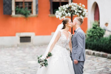 Güzel gelin ve damat evlendikleri gün kucaklaşıp öpüşüyorlar..