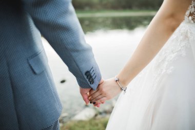 Düğün günü el ele tutuşan çift, damat ve gelin..