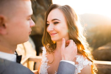 Göz kamaştırıcı mutlu çift birbirine yakın duruyor ve gözlerinin içine bakıyor..