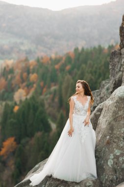 Güzel kadın, mükemmel beyaz elbiseli gelin arka plan dağları.