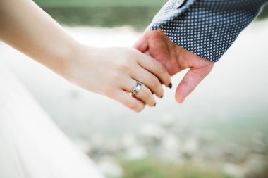 Düğün günü el ele tutuşan çift, damat ve gelin..