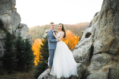 Mutlu gelin ve damadın güneş ışığı portresi..