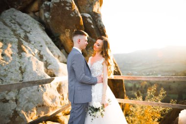 Göz kamaştırıcı mutlu çift birbirine yakın duruyor ve gözlerinin içine bakıyor..