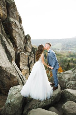 Güzel gelin ve damat evlendikleri gün kucaklaşıp öpüşüyorlar..