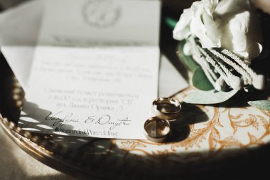 Çiçek buketinin arka planında alyanslar olan güzel renkli bir resim..