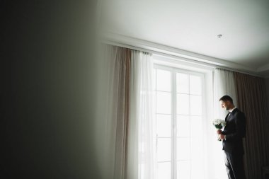 Genç ve yakışıklı bir adam iş toplantısından sonra bir otelde dinleniyor..