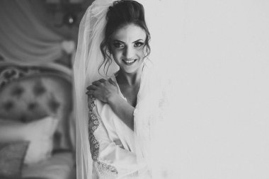 Tüylü, lüks makyaj, saç stili, stüdyo içi fotoğraf çekimi olan güzel bir gelin..