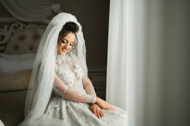 Güzel bir moda gelininin portresi, tatlı ve şehvetli. Düğün makyajı ve saç..