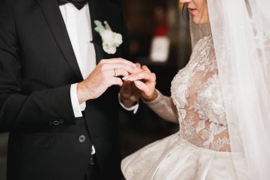 Düğün çifti kilisede evleniyor..