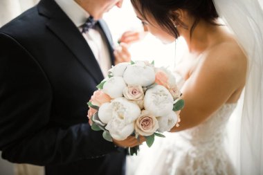 Genç ve güzel bir çiftin yakın çekimi..