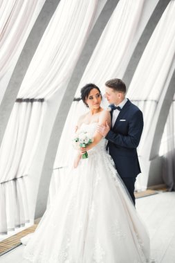 Genç ve güzel bir çiftin yakın çekimi..