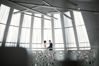 Göz kamaştırıcı mutlu çift birbirine yakın duruyor ve gözlerinin içine bakıyor..