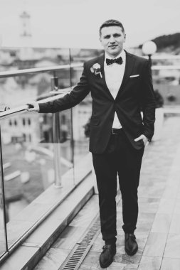 Arka planda izole edilmiş bir şekilde gülümseyen genç adamın portresi..