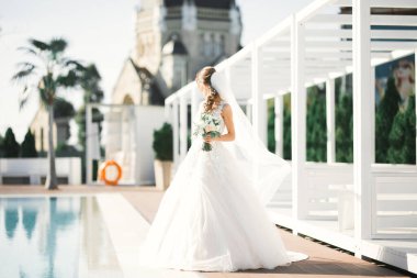 Zarif beyaz elbiseler içinde güzel bir gelin.