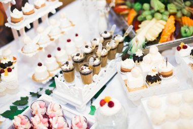 Çeşitli lezzetli tatlılar, yemek fikirleri ve kutlamalarla dolu bir büfe..