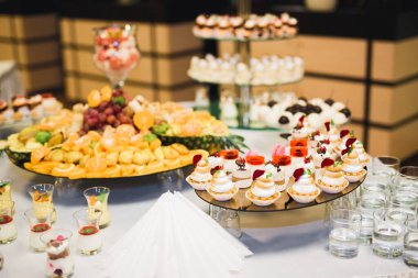 Lezzetli düğün resepsiyonu, tatlı masası..