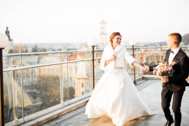 Düğün günü el ele tutuşan çift, damat ve gelin..