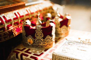 Kilisedeki masanın üzerinde altın taçlar var..