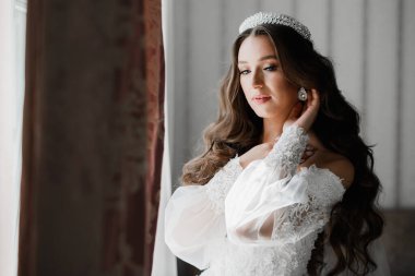 Zarif beyaz elbiseler içinde güzel bir gelin.