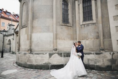 Lüks evli çift, gelin ve damat eski şehirde poz veriyor..