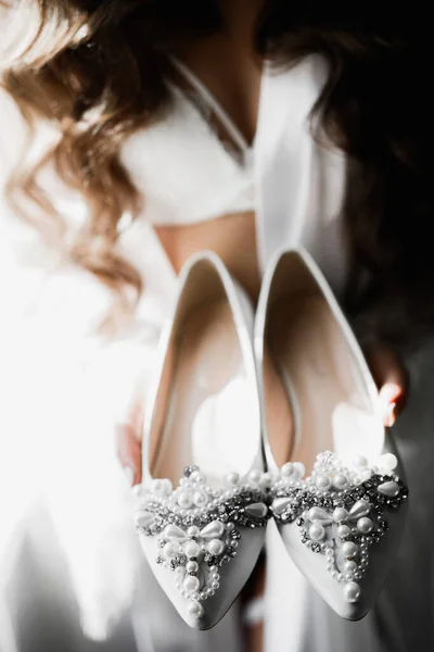 Beautiful Luxury Bride Elegant White Dress Holds Wedding Shoes Hands — Stock Photo, Image